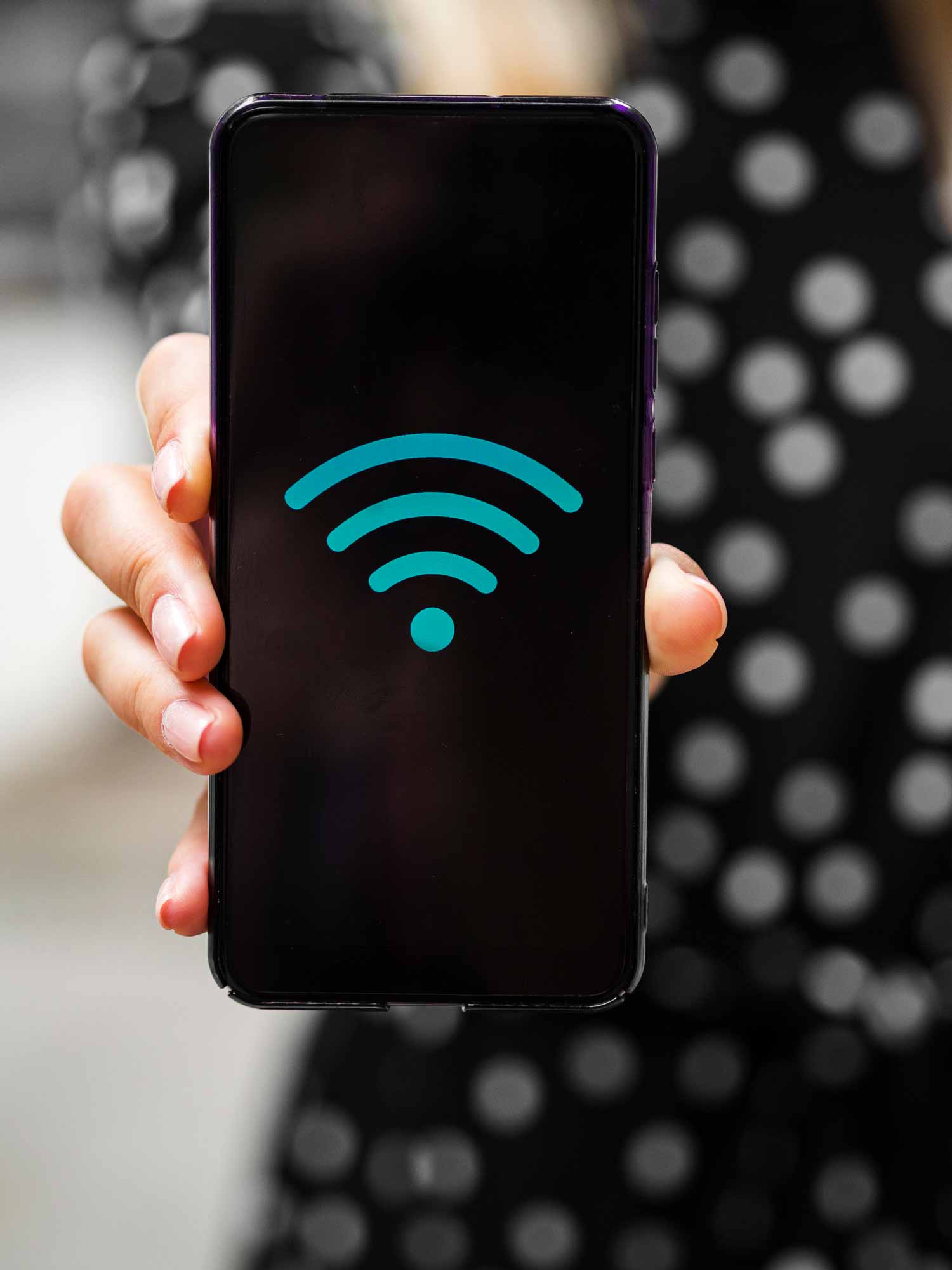 Telefono inteligente con señal de wifi en la pantalla 